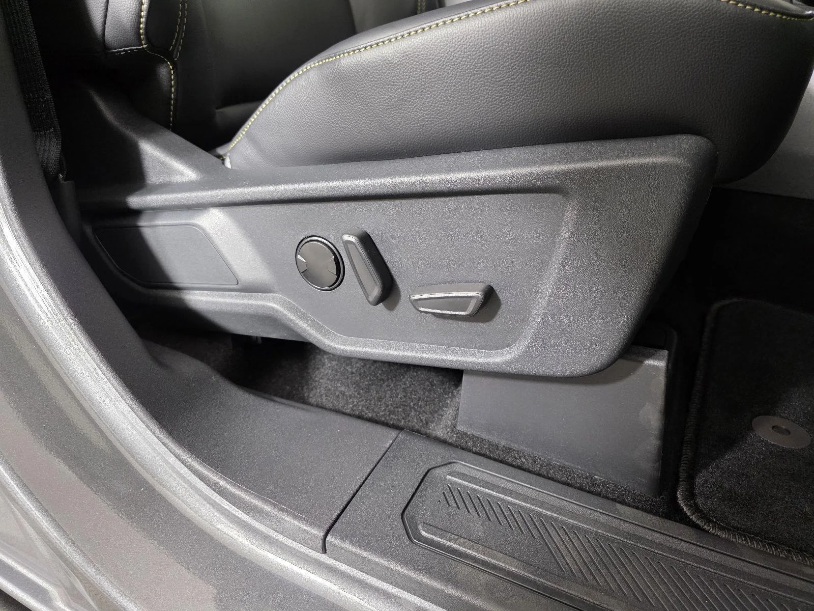 Used 2025 Carbonized Gray Metallic Ford Badlands image 24