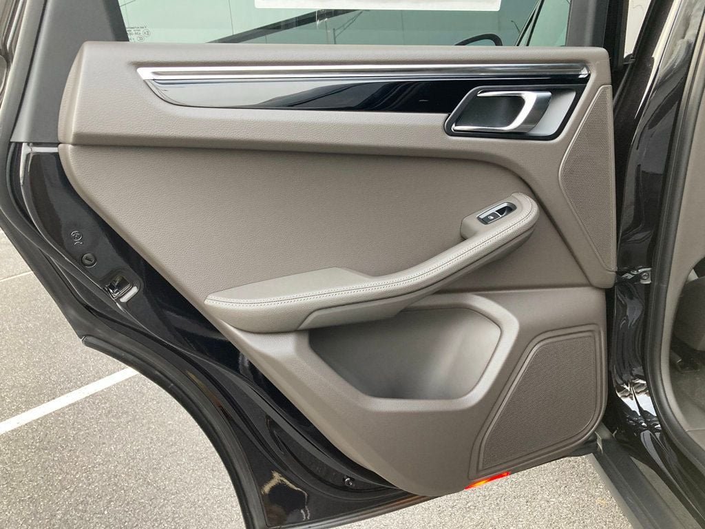 2026 Porsche Macan T - Photo 12