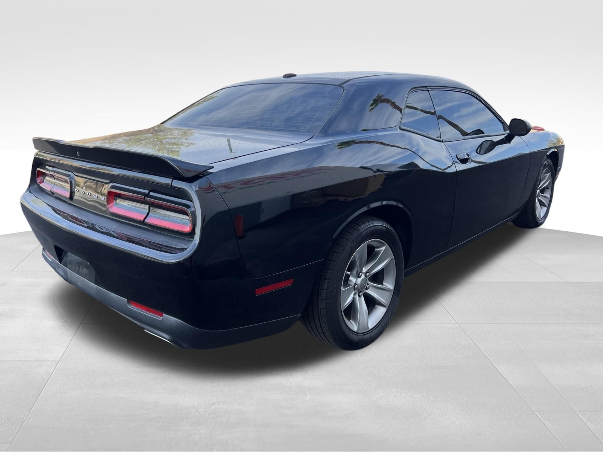 Used 2018 Black Dodge SXT image 4