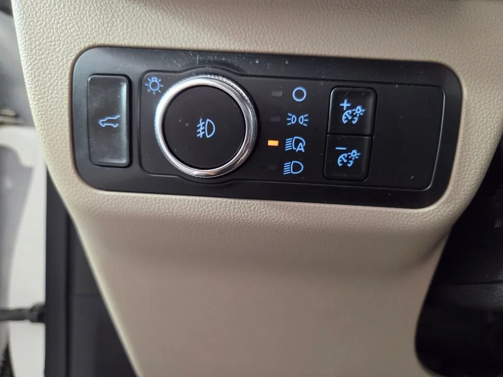 Used 2020 White Metallic Ford SEL image 19