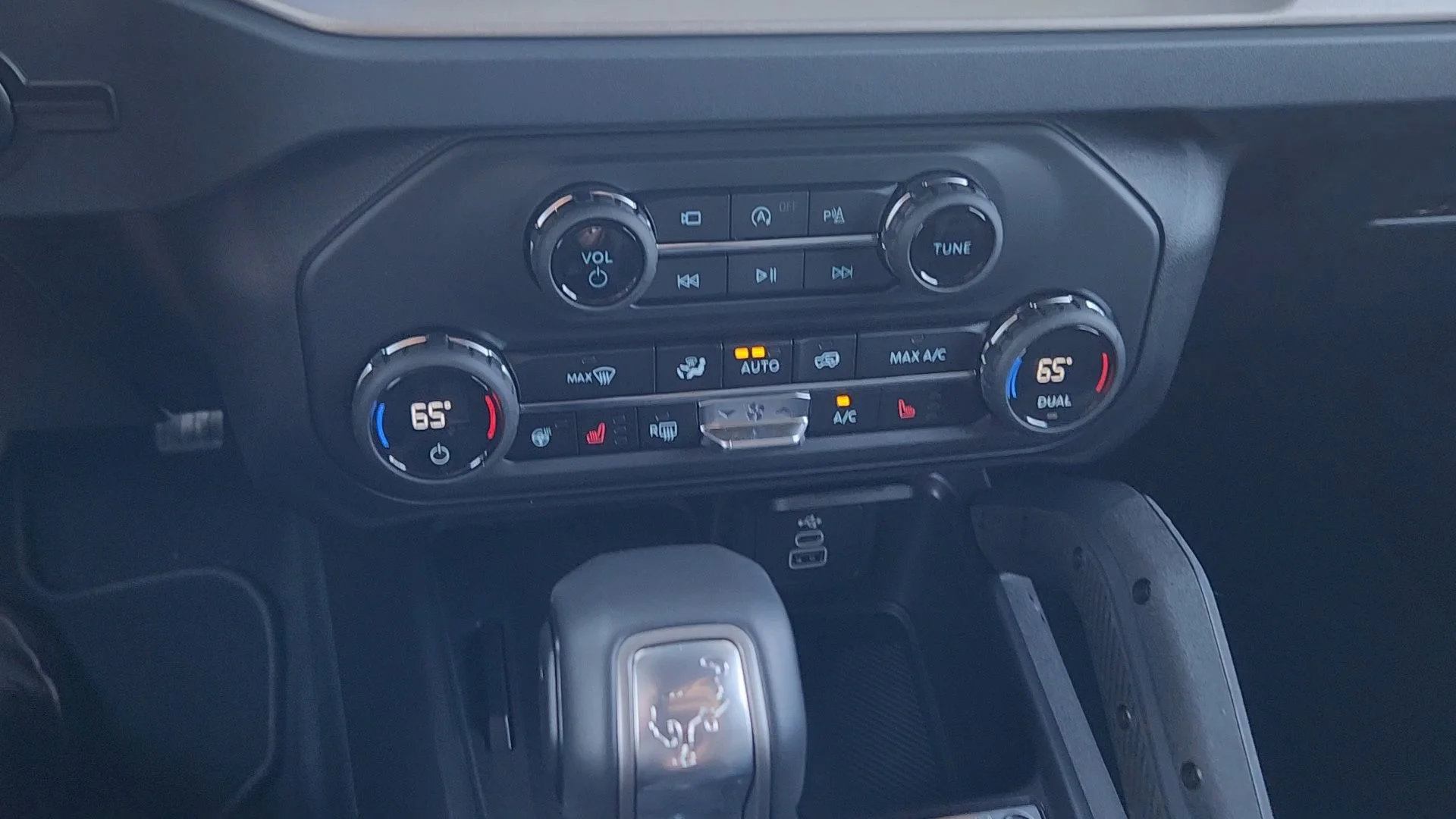 New 2026 Avalanche Gray Ford Outer Banks image 15
