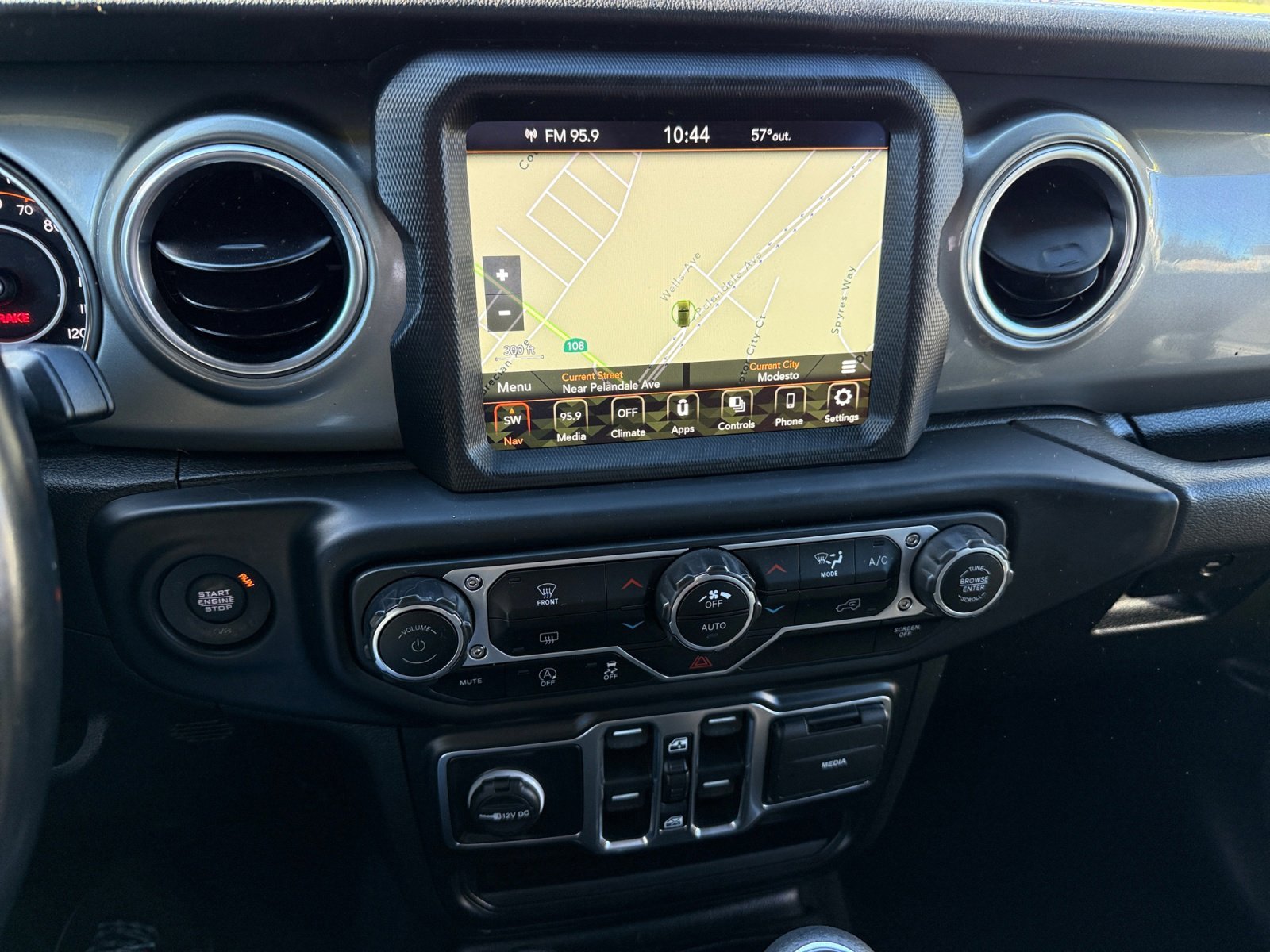 Used 2022 High Velocity Clearcoat Jeep Unlimited Sahara image 12