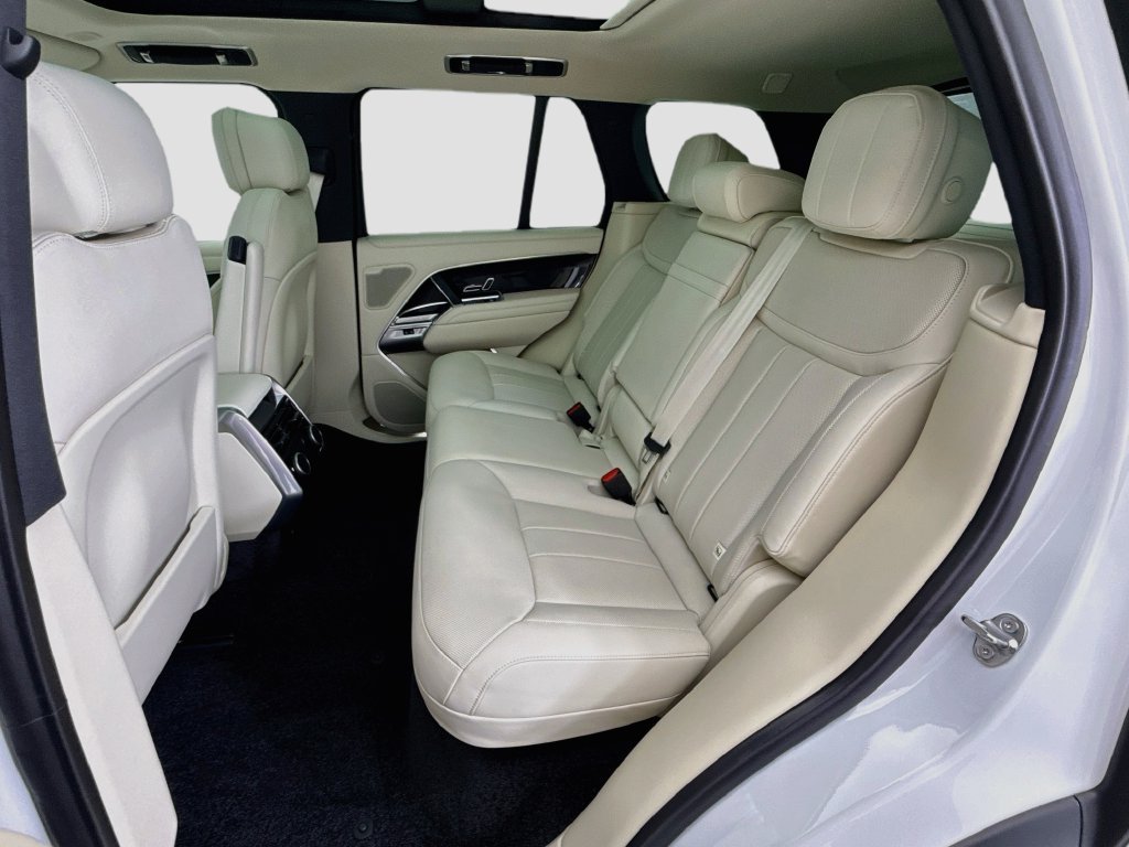 Certified Used 2025 Fuji White Land Rover SE image 20