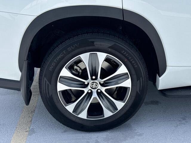 Used 2023 Wind Chill Pearl Toyota XLE image 7