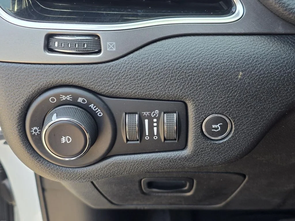 Used 2019 White Jeep Limited image 22