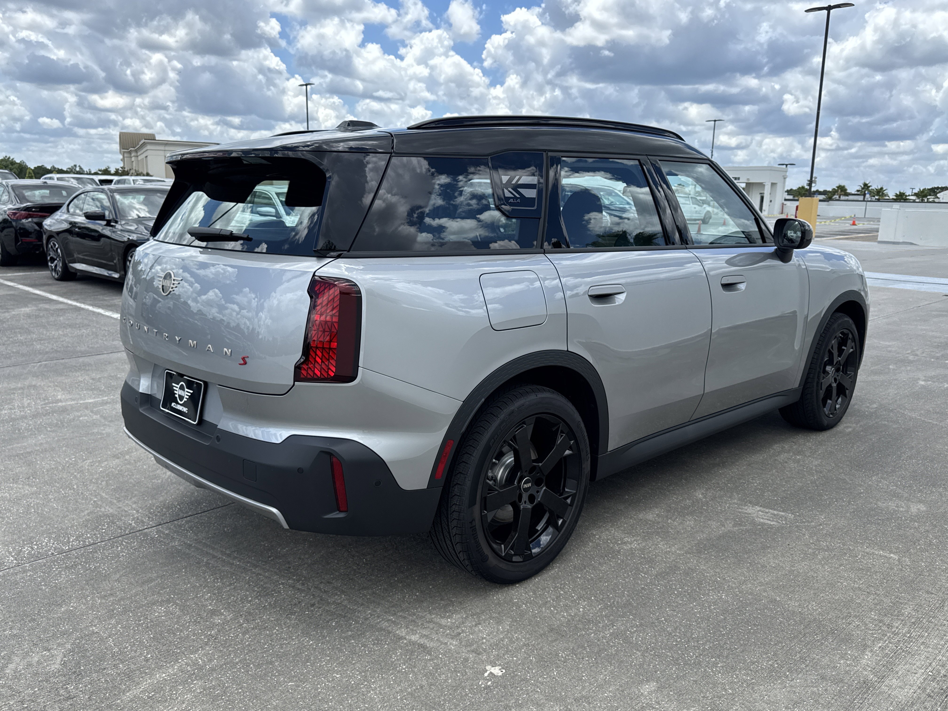 New 2027 Silver MINI Signature Plus image 7