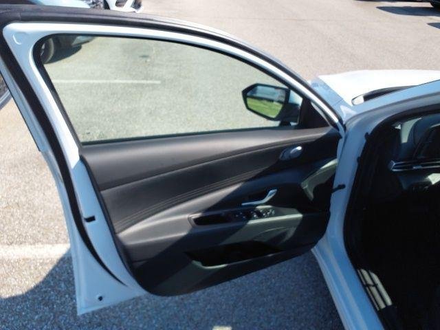 New 2026 White Hyundai SE image 28