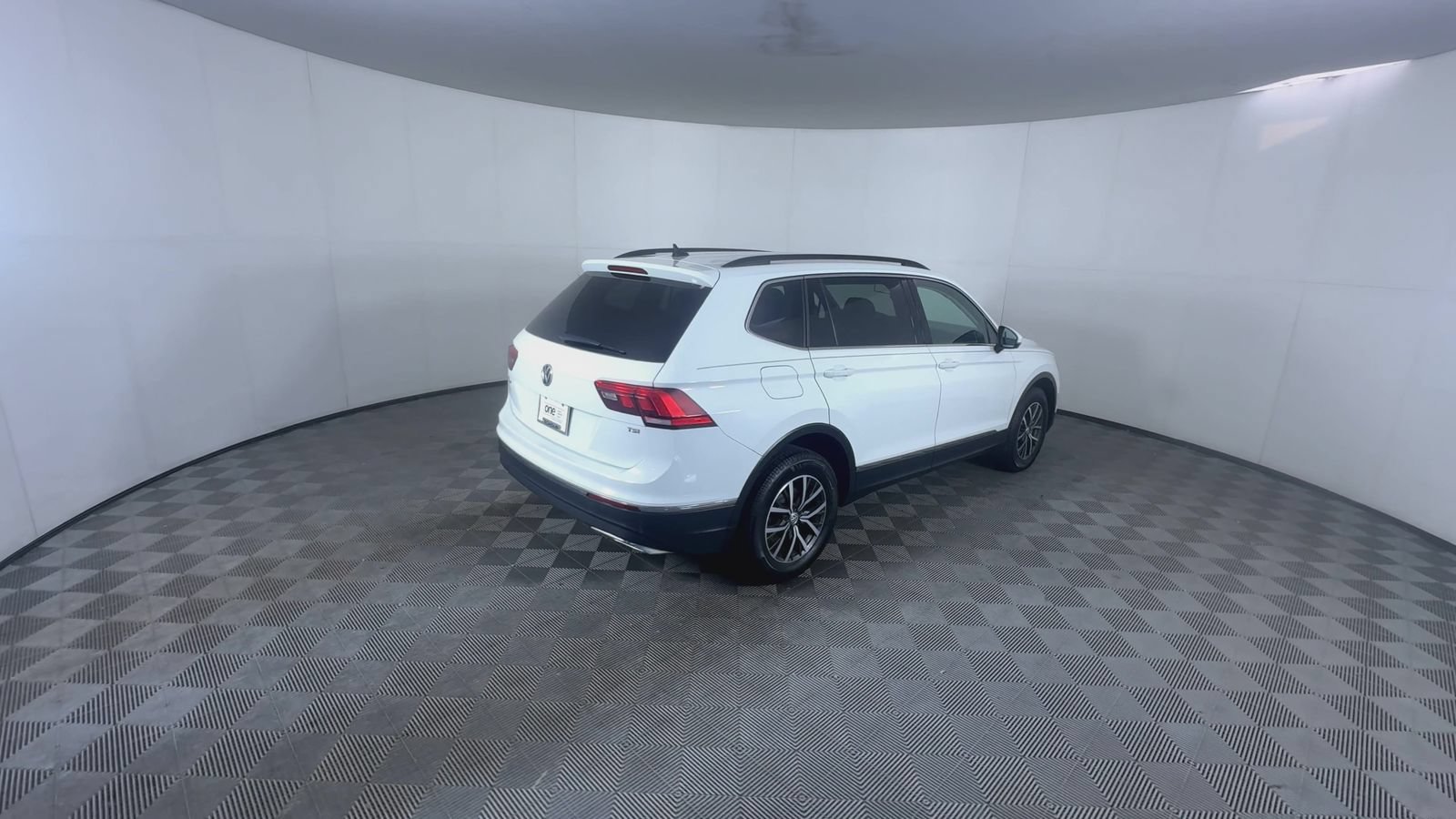 Used 2018 Pure White Volkswagen SEL image 8