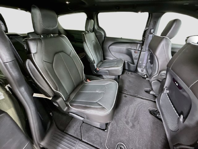 New 2027 Olive Green Pearl-Coat Paint Chrysler Limited image 27