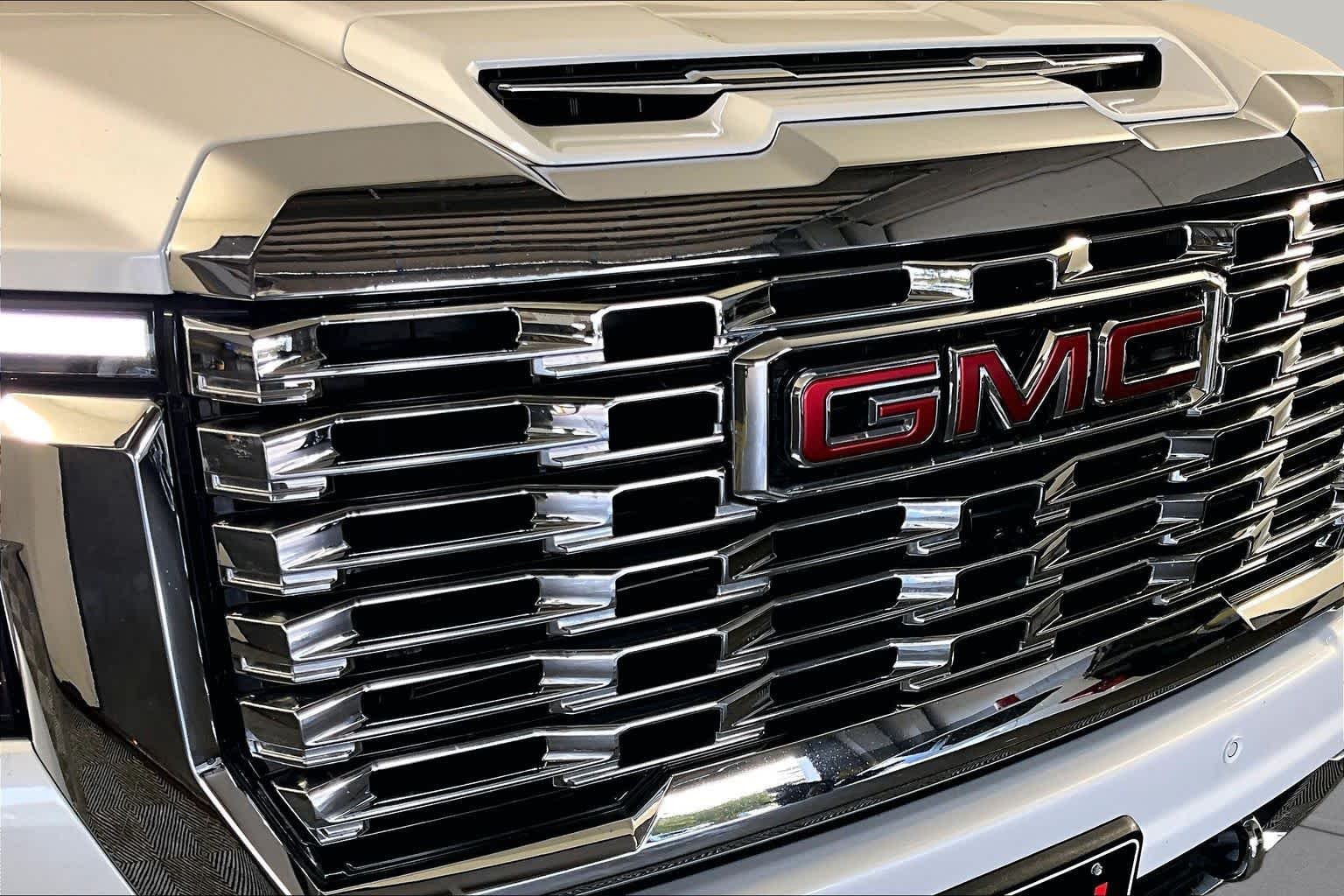 Used 2024 White Frost Tricoat GMC Denali image 28