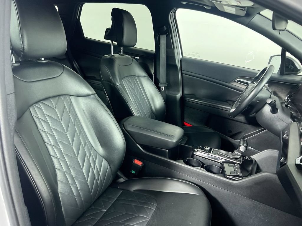 Used 2023 White Kia X-Pro Prestige image 31