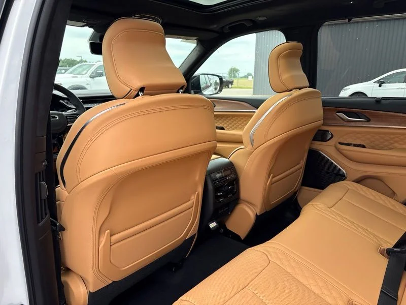 New 2026 Bright White Clear-Coat Exterior Paint Jeep Summit image 14