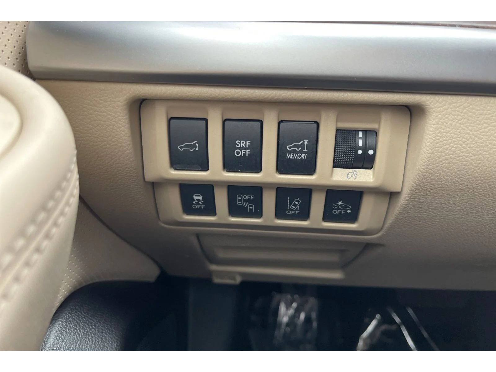 Used 2017 CRYSTAL WHITE PEA Subaru Limited image 39