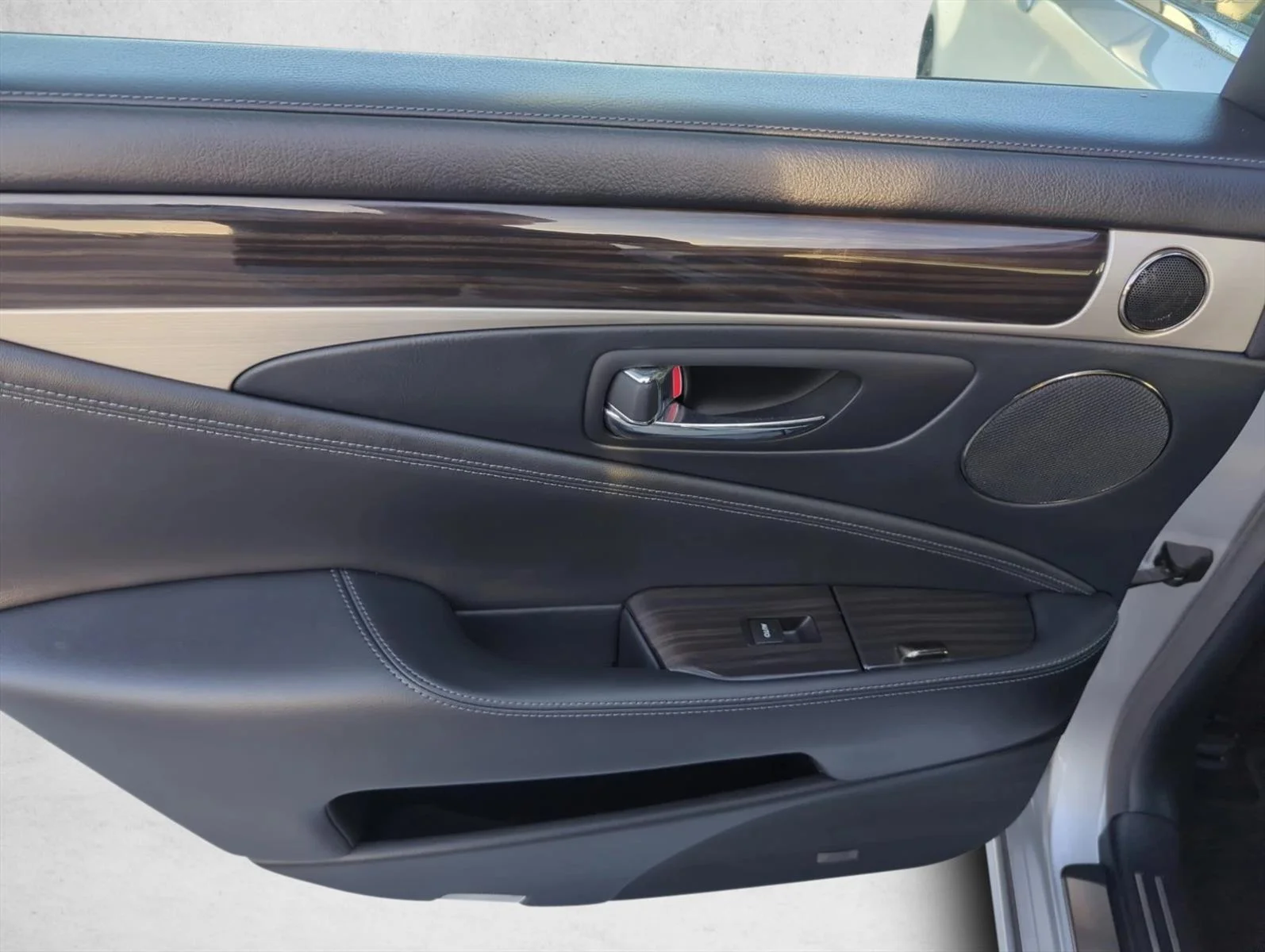 Used 2014 Liquid Platinum Lexus  image 8