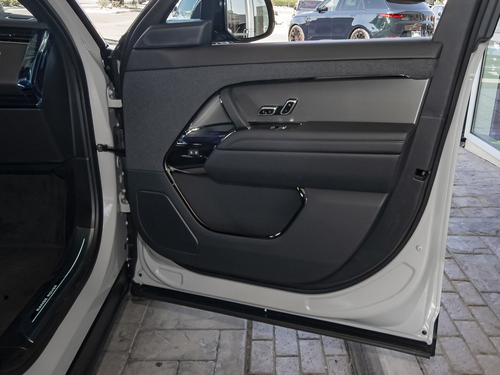 New 2026 Borasco Grey Land Rover SE image 42