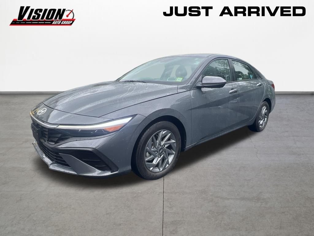 Used 2024 Gray Hyundai SEL image 1