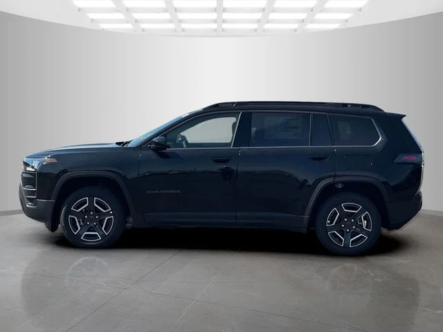 New 2026 Diamond Black Crystal Pearl-Coat Exterior Paint Jeep Laredo image 4