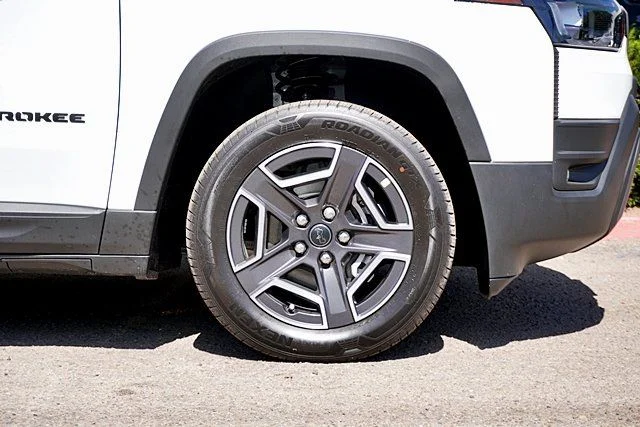 New 2026 Bright White Clear-Coat Exterior Paint Jeep Limited image 7