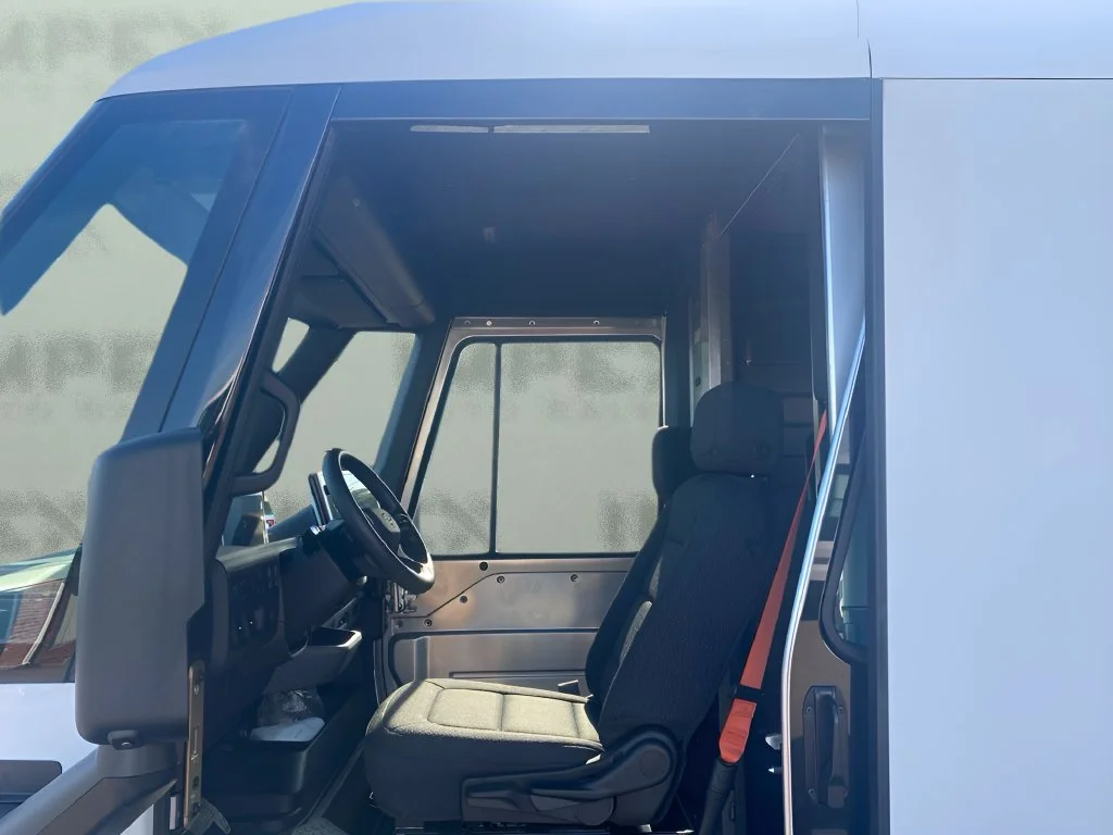 Used 2025 White Chevrolet 600 image 9
