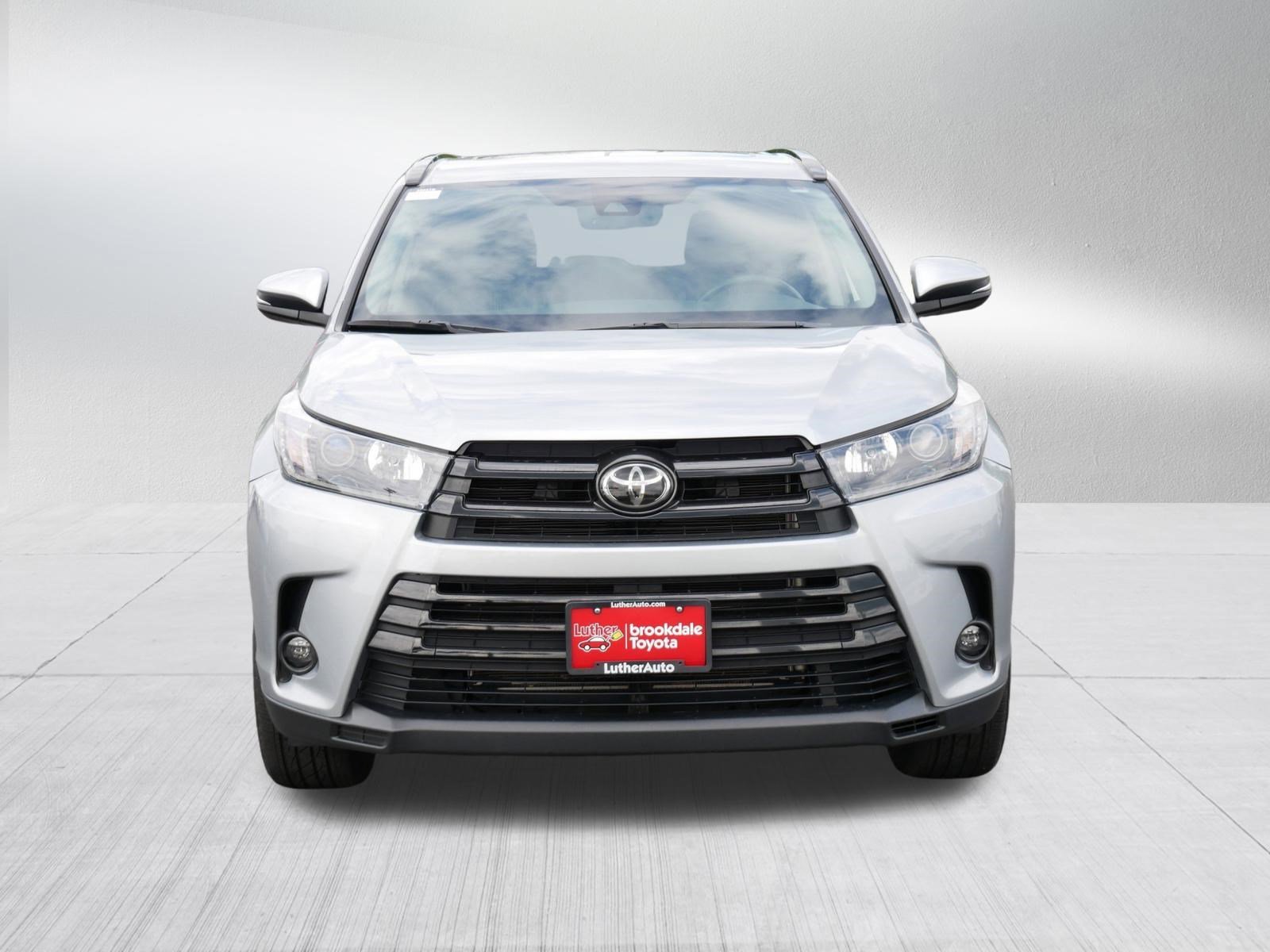 Used 2019 Toyota Highlander SE with VIN 5TDJZRFHXKS580188 for sale in Brooklyn Center, Minnesota