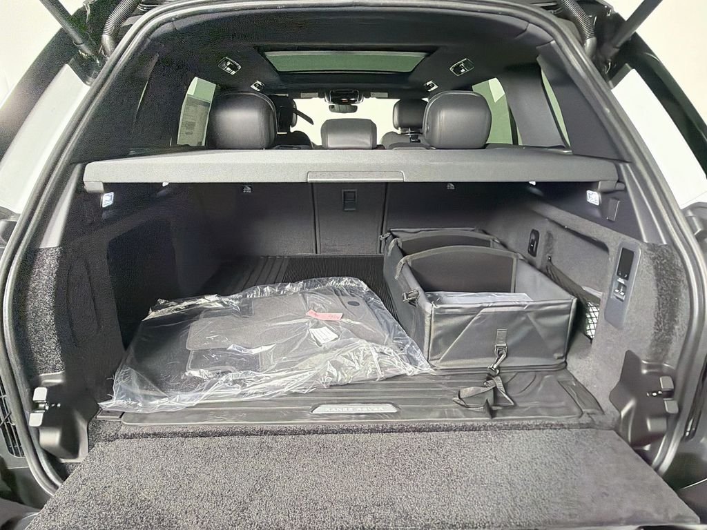 New 2027 Fuji White Land Rover SE image 28