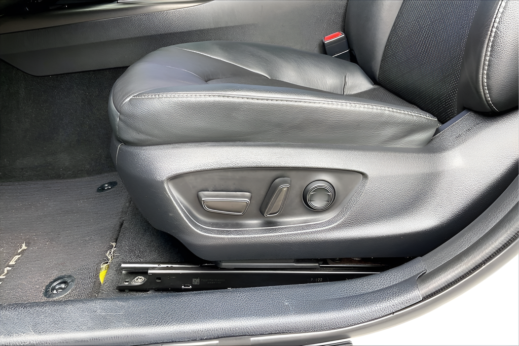 Used 2022 White Toyota XSE V6 image 24