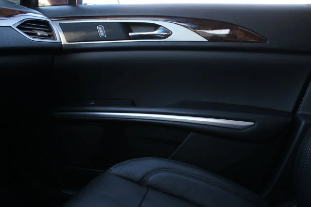Used 2016 Red Lincoln Base image 18