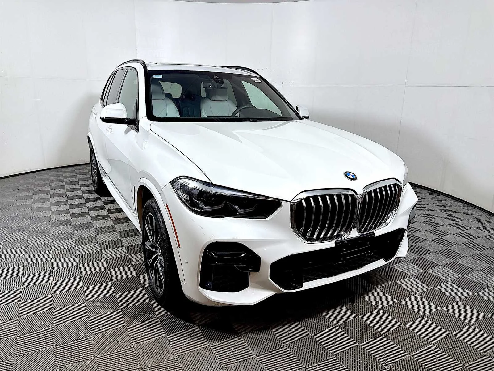 Used 2023 Mineral White Metallic BMW xDrive40i image 2
