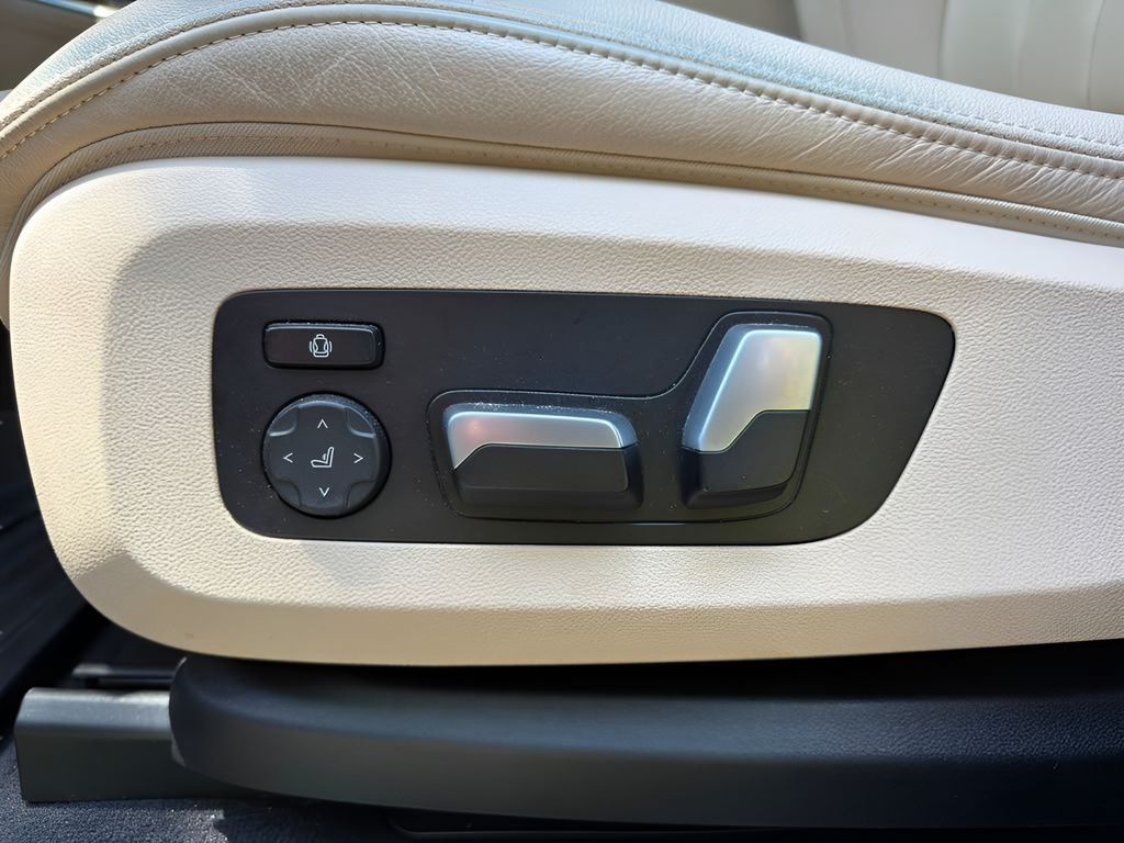 Used 2022 White BMW xDrive40i image 13