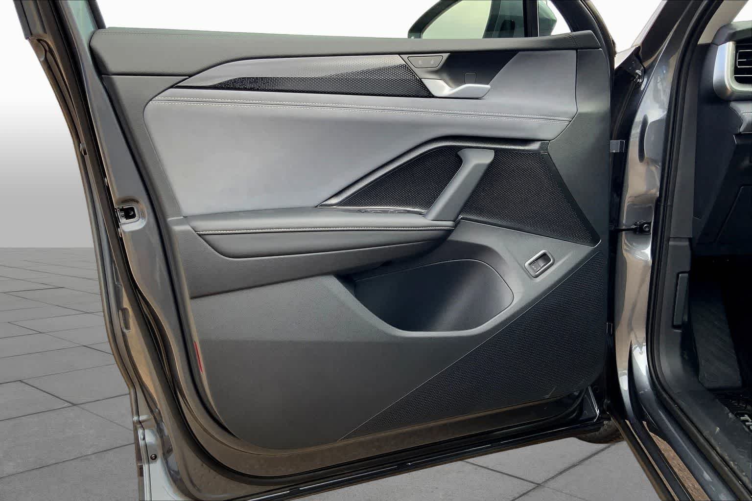 2025 Volkswagen Tiguan SE - Photo 10