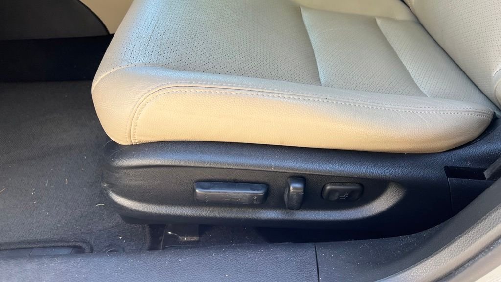Used 2014 White Honda EX-L image 10
