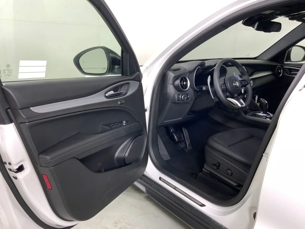 New 2025 Milano White Exterior Paint Alfa Romeo Ti image 13