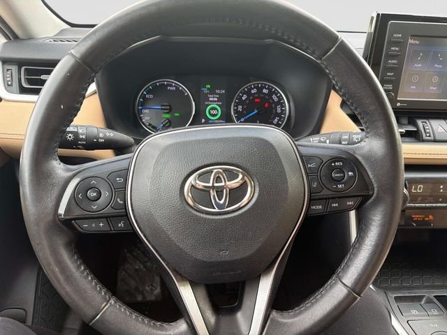 Used 2022 White Toyota XLE Premium image 27