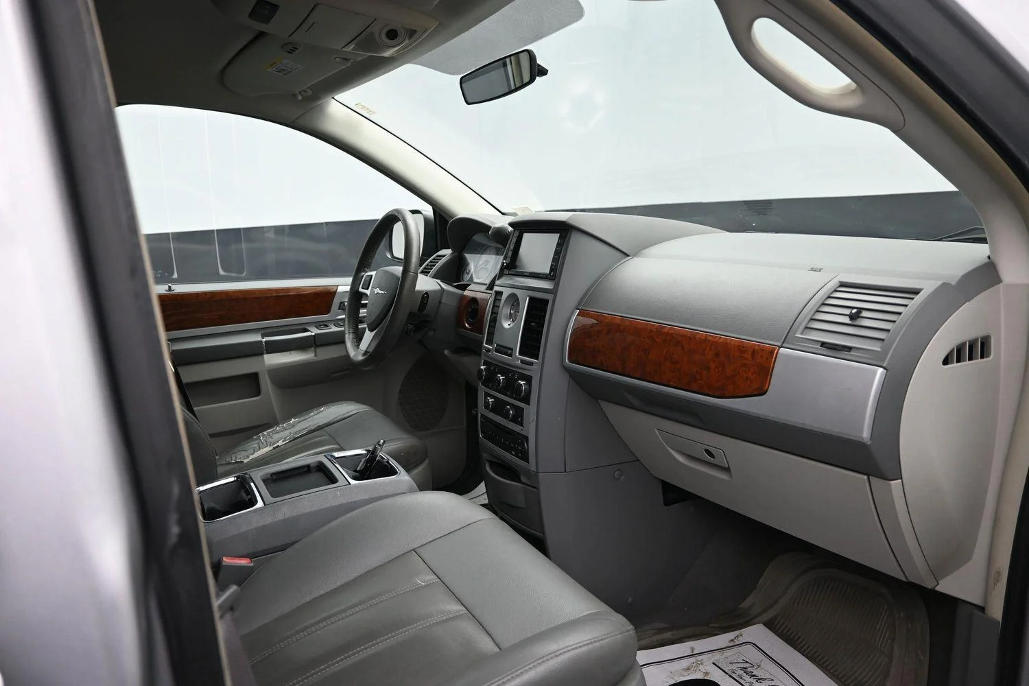 Used 2009 Bright Silver Metallic Chrysler Touring image 9