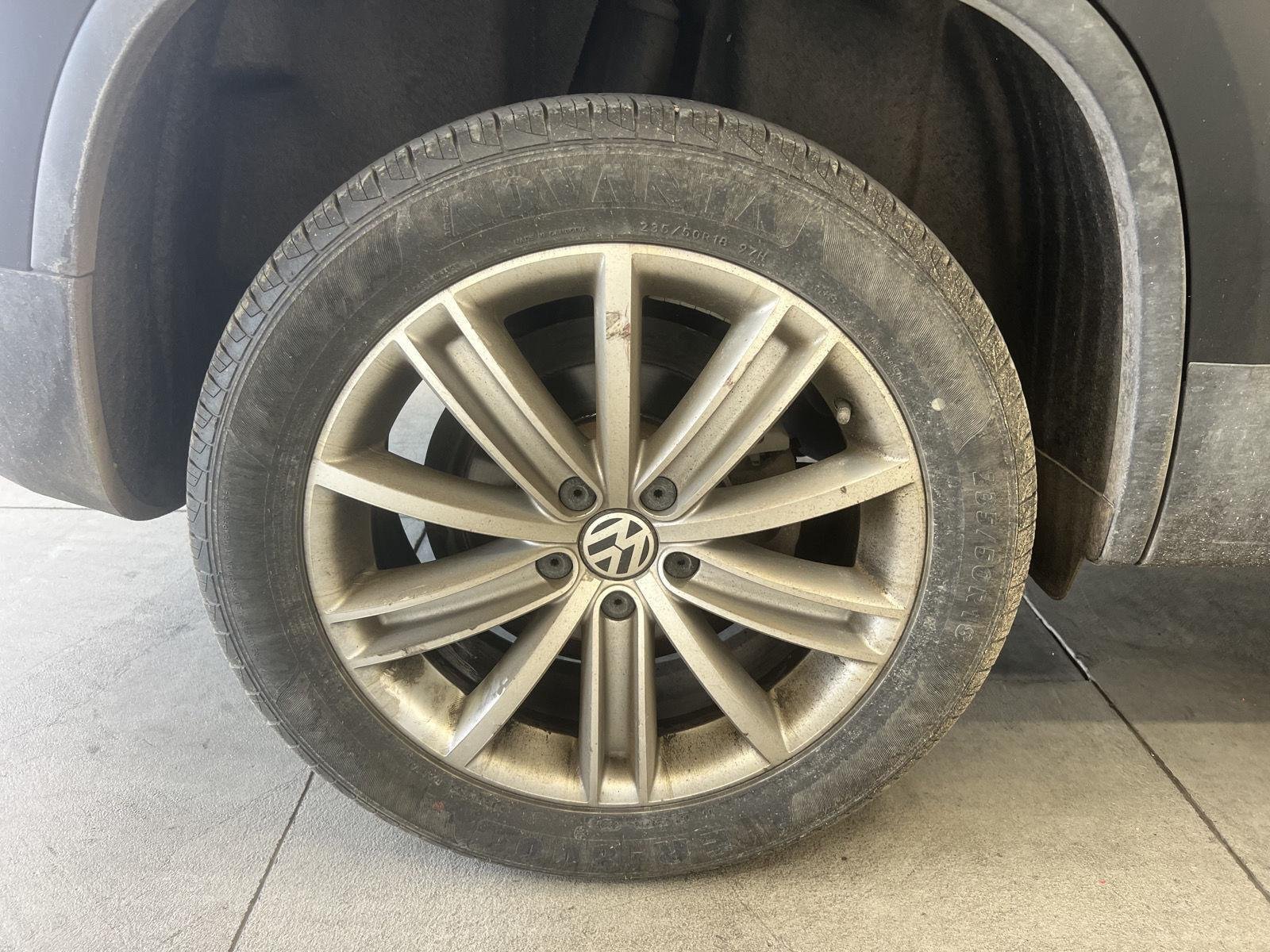 Used 2016 Deep Black Pearl Volkswagen SE image 9