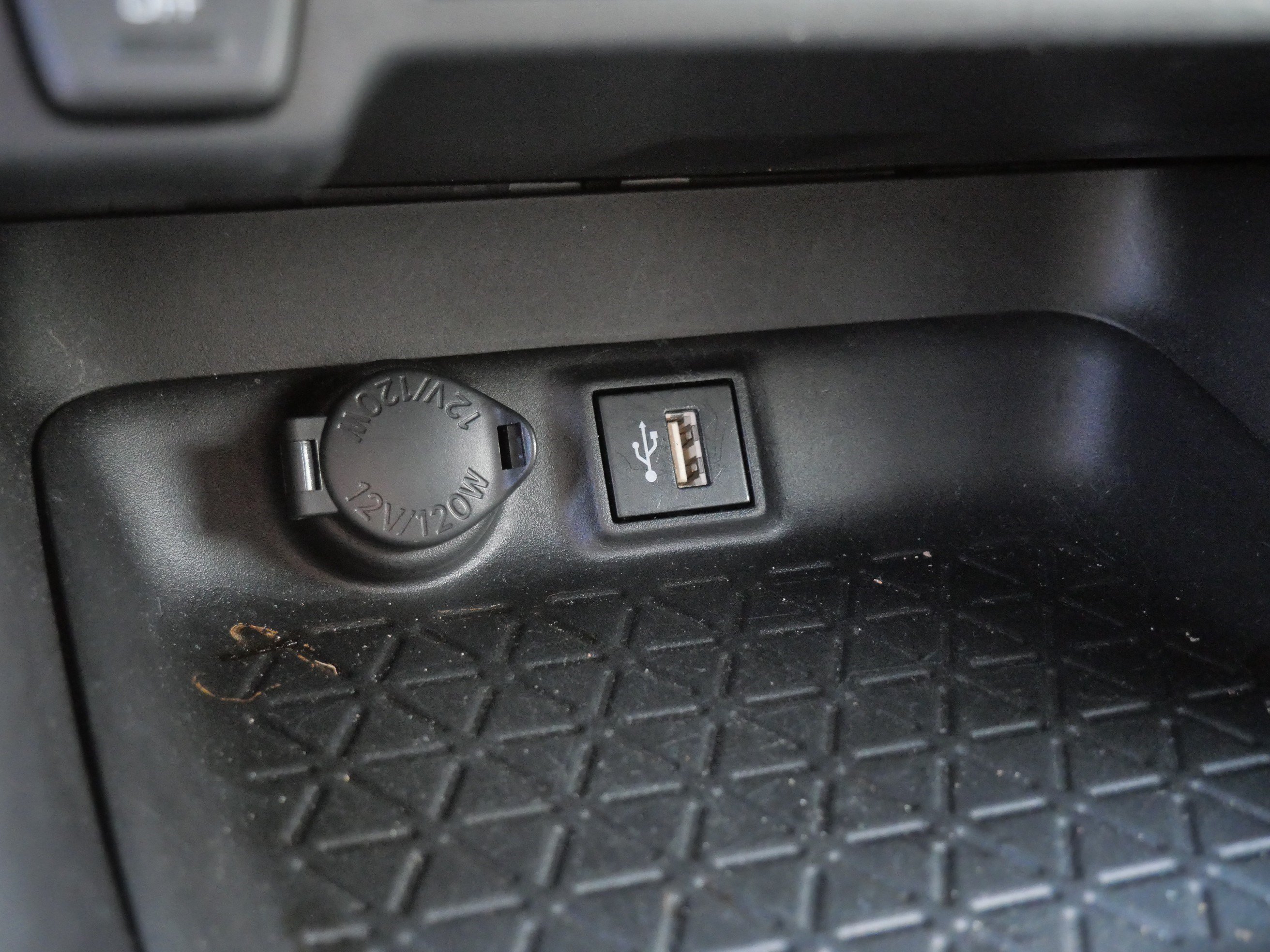 2024 Toyota RAV4 XLE - Photo 31