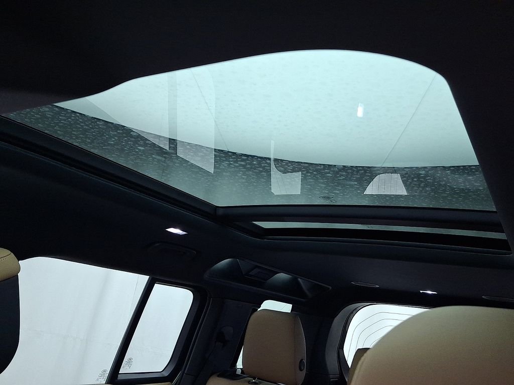 New 2026 Woolstone Green Land Rover X-Dynamic SE image 10