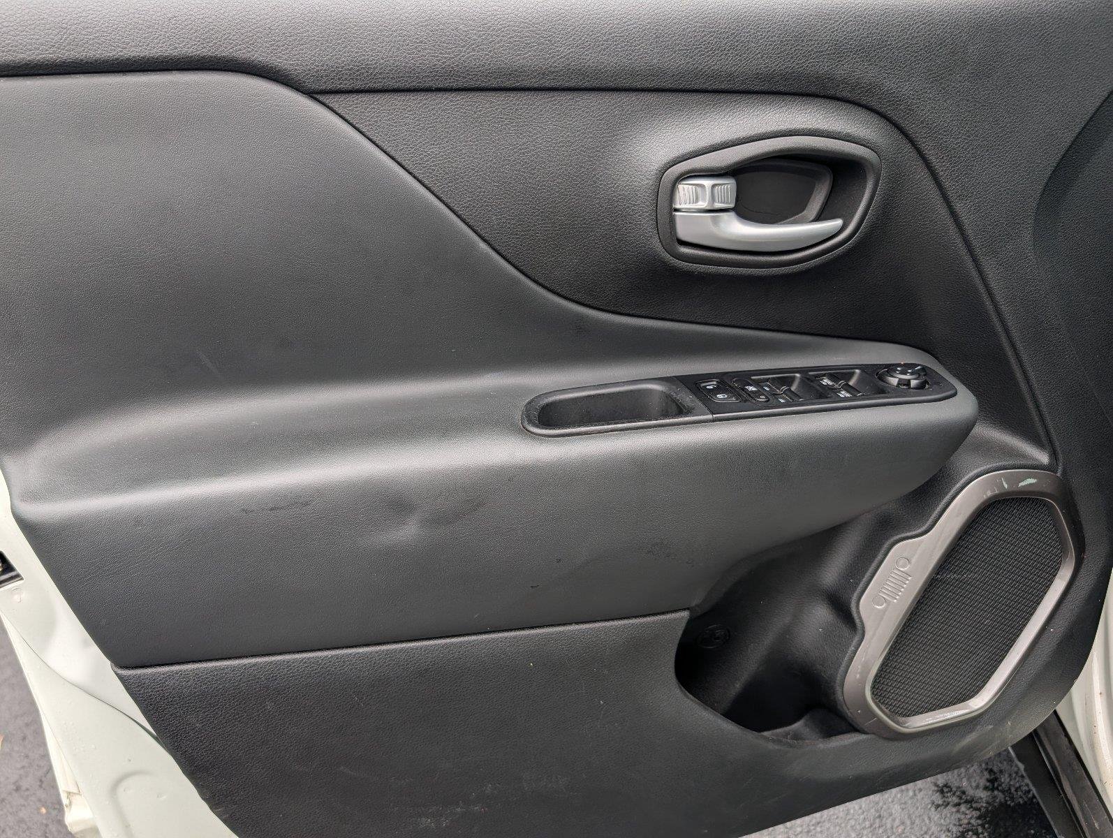 Used 2023 Alpine White Clearcoat Jeep Latitude image 14