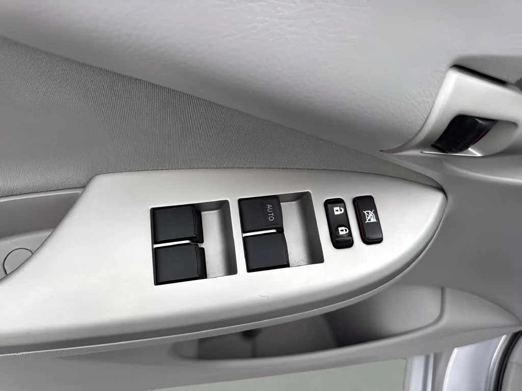 Used 2010 Silver Toyota LE image 20