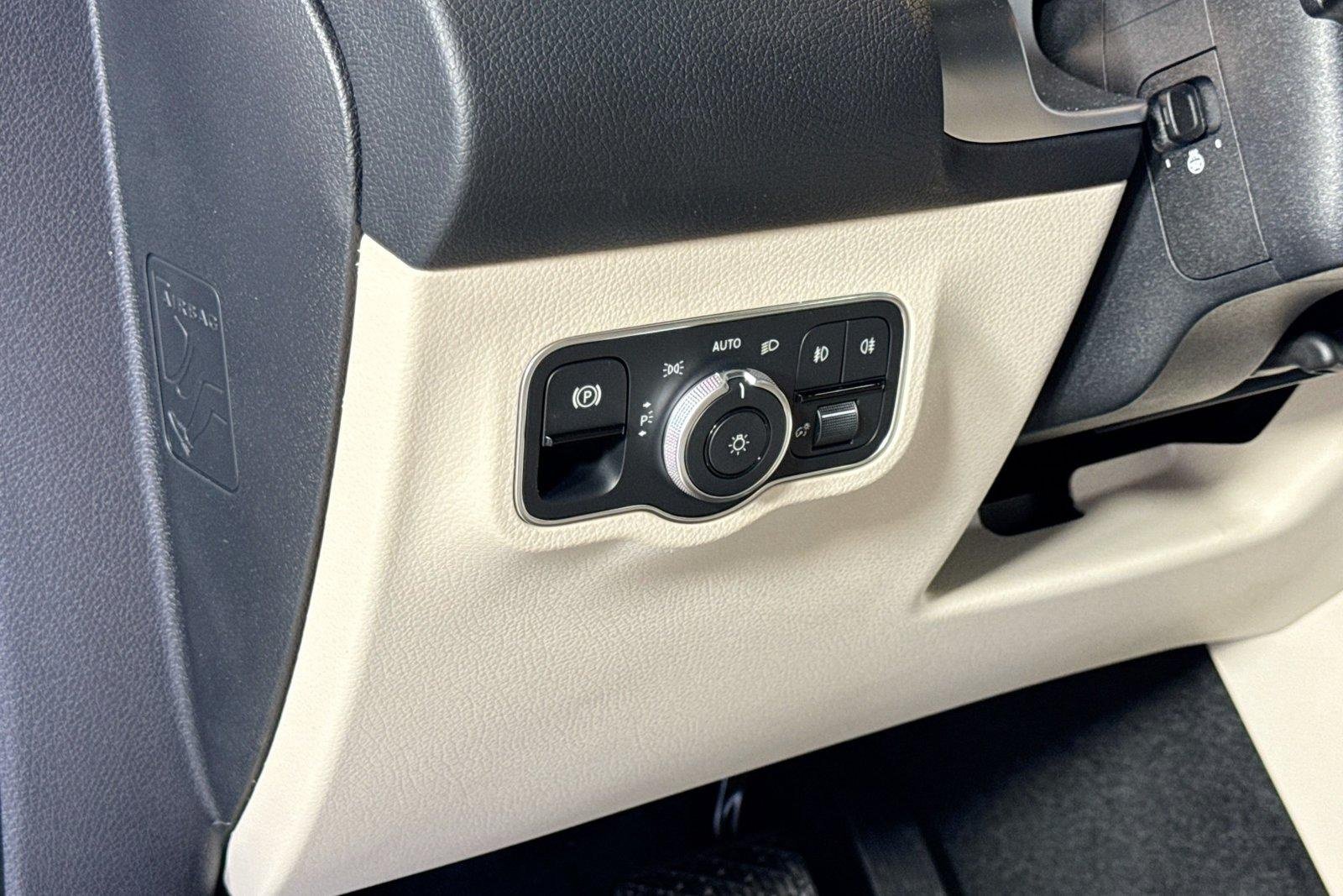 New 2026 Polar White Mercedes-Benz GLB 250 image 10