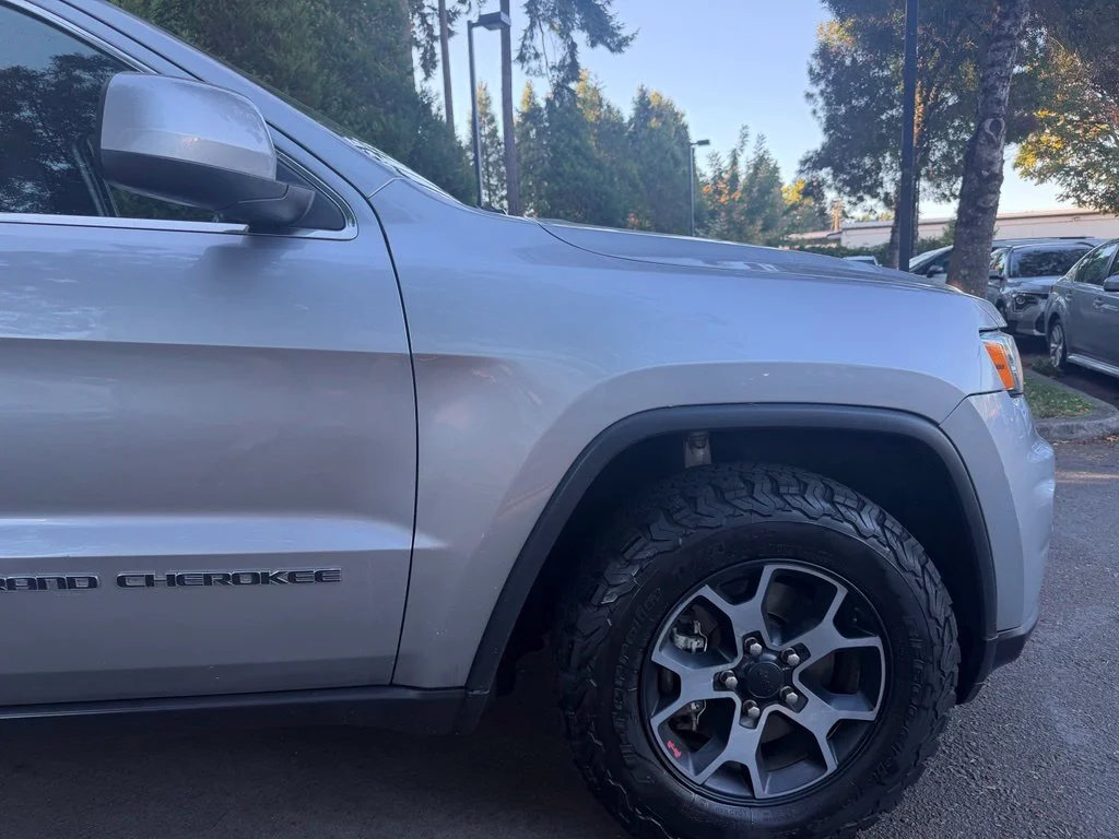 Used 2017 Billet Silver Metallic Jeep Laredo image 3