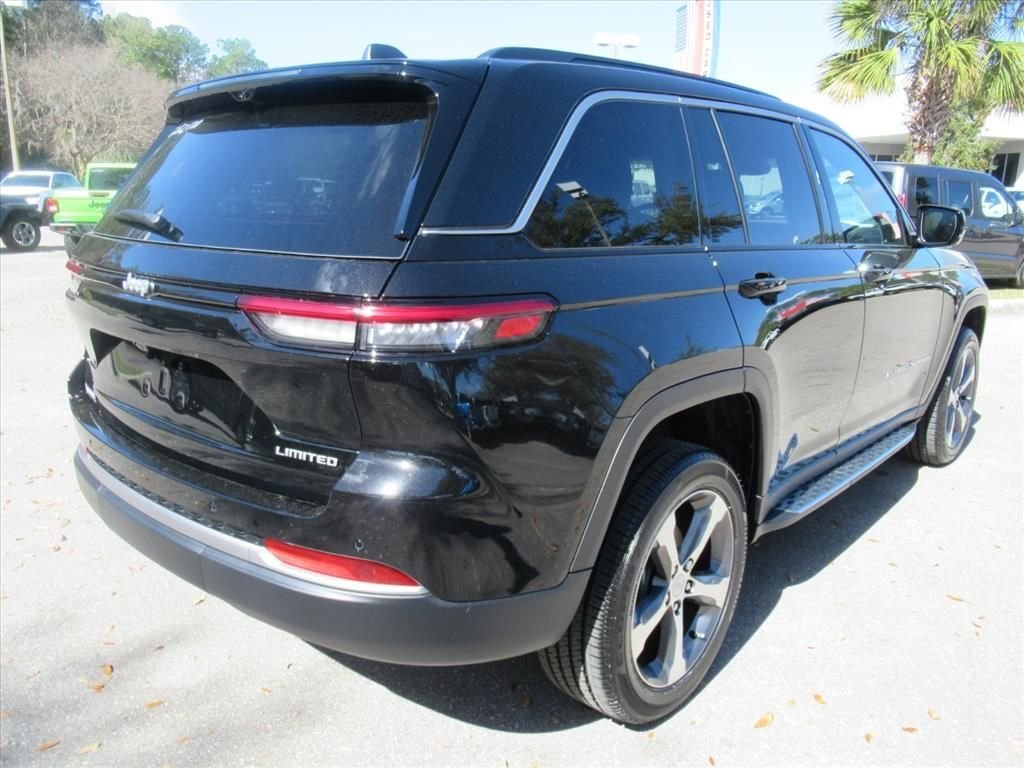New 2026 Diamond Black Crystal Pearl-Coat Exterior Paint Jeep Limited image 7
