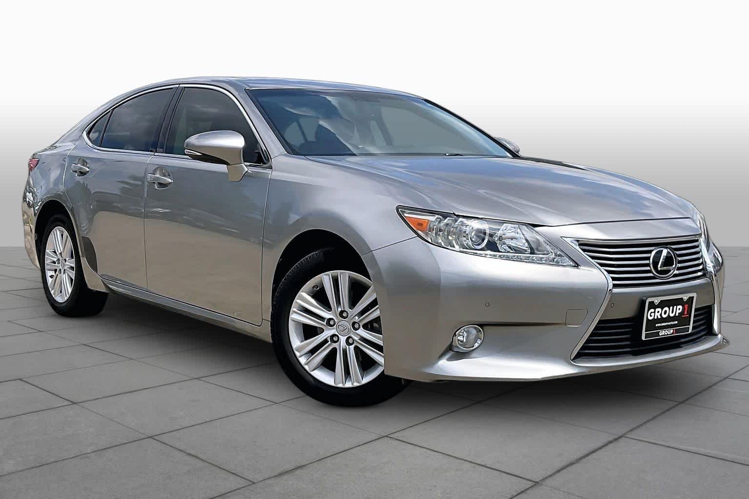 Used 2015 Atomic Silver Lexus  image 3
