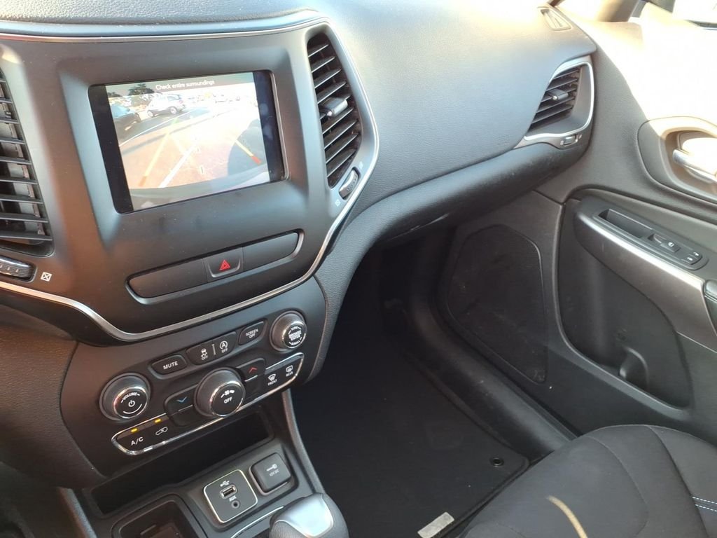 Used 2019 Velvet Red Pearlcoat Jeep Latitude image 5
