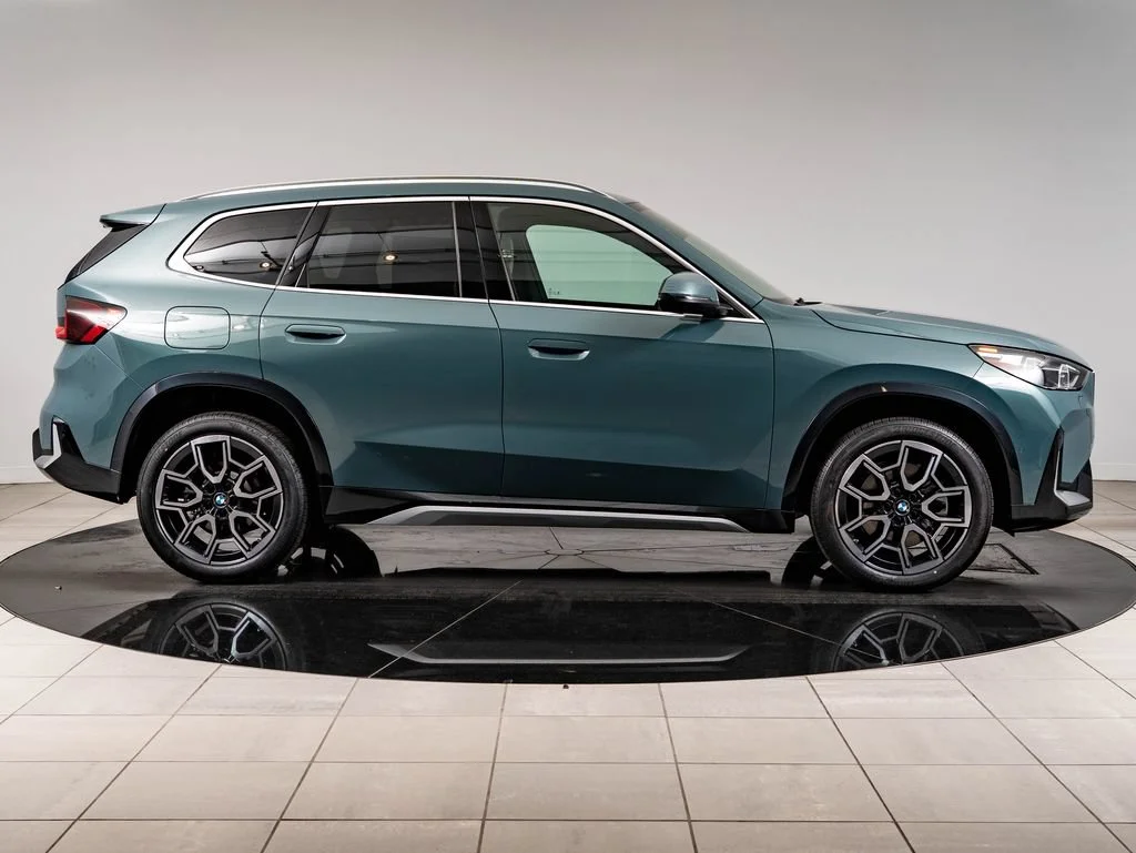 New 2026 Cape York Green Metallic BMW xDrive28i image 11