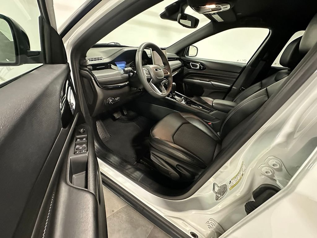 Used 2023 White Jeep Latitude image 18