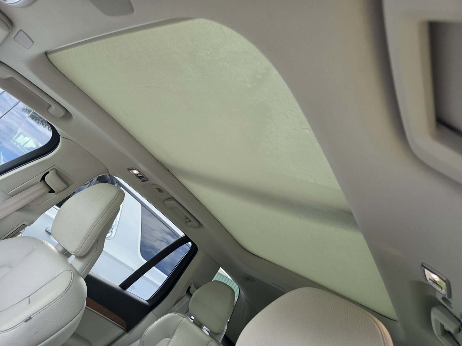 Used 2022 Denim Blue Metallic Volvo Momentum image 13