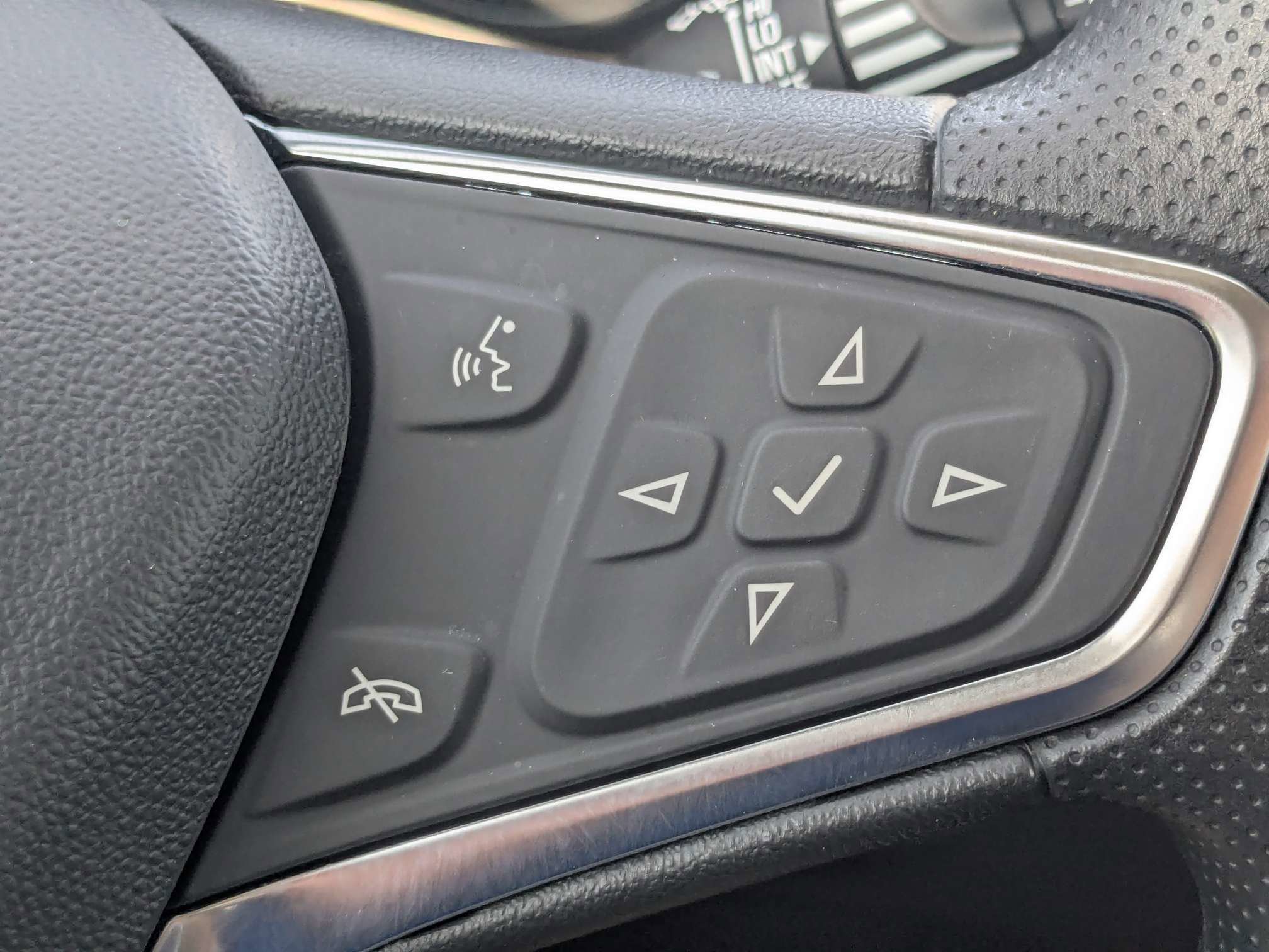 Used 2024 Summit White Chevrolet LT image 28
