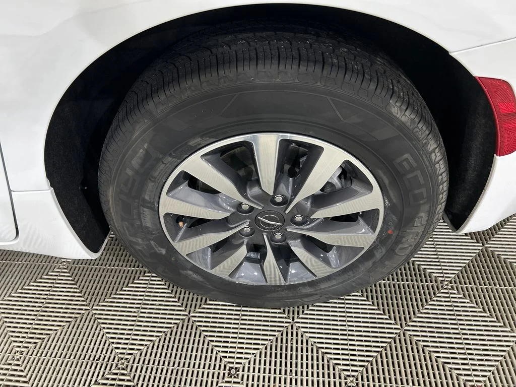Used 2024 White Chrysler Select image 10