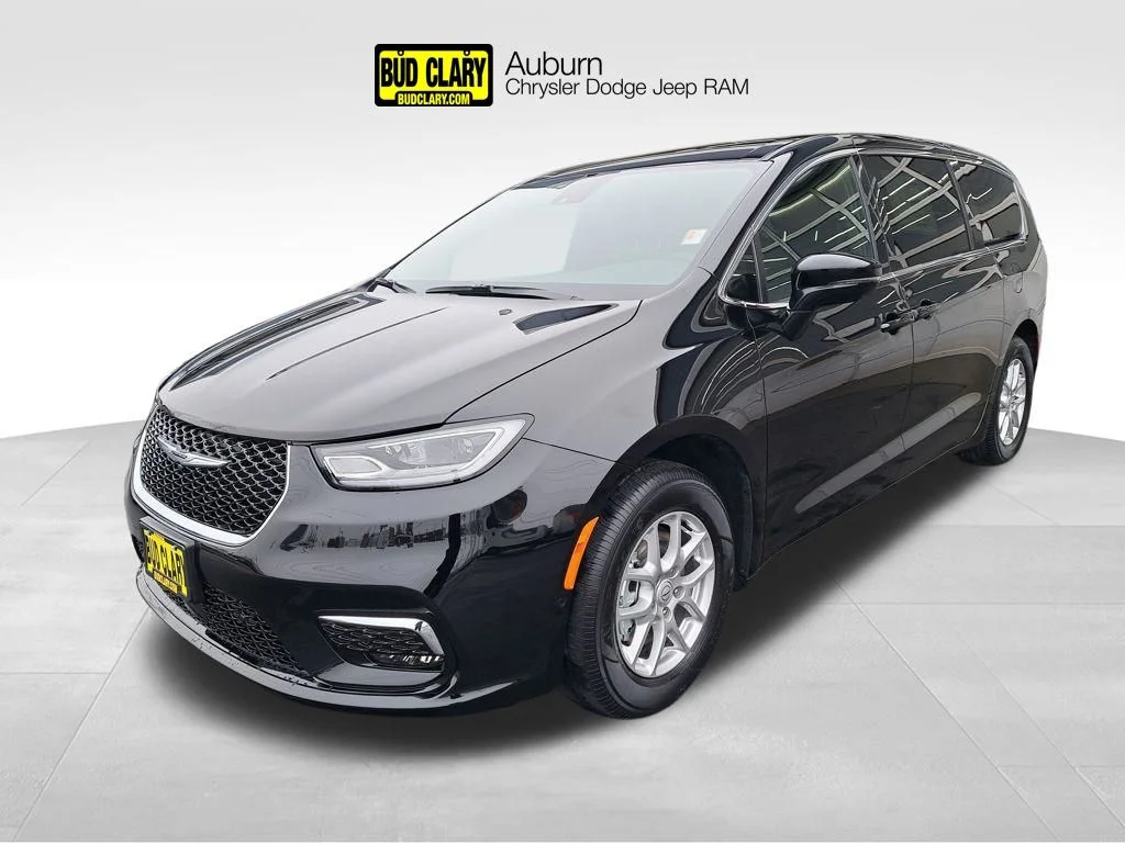 2026 Chrysler Pacifica Select's photo